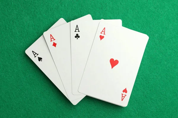 Τέσσερις Άσσοι Παίζουν Χαρτιά Στο Πράσινο Τραπέζι Πάνω Όψη Παιχνίδι — Φωτογραφία Αρχείου