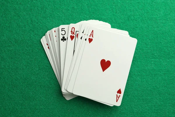 Κατάστρωμα Τραπουλόχαρτα Στο Πράσινο Τραπέζι Πάνω Όψη Παιχνίδι Πόκερ — Φωτογραφία Αρχείου