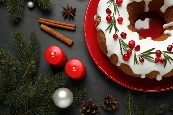 Composition Plate Avec Gâteau Noël Traditionnel Décorations Sur Table Gris — Photo