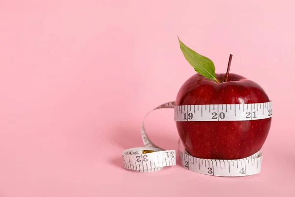 Fresh Red Apple Measuring Tape Pink Background Space Text — Fotografia de Stock