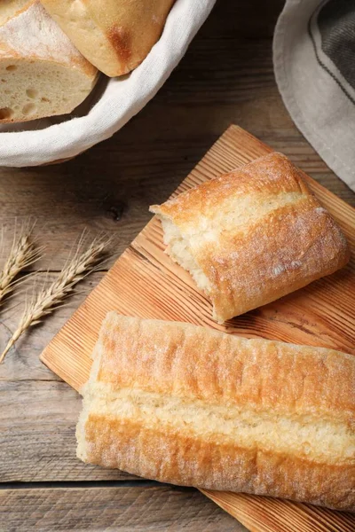 Broken Tasty Baguette Spikelets Wooden Table Flat Lay — 스톡 사진