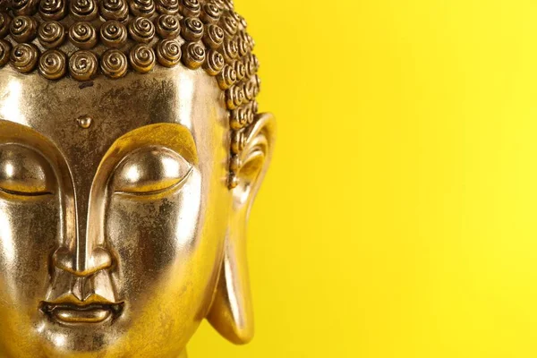 Красивая Золотая Скульптура Будды Желтом Фоне Крупным Планом Пространство Текста — стоковое фото