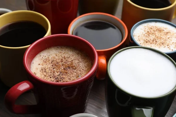 Muitas Xícaras Diferentes Com Café Quente Aromático Mesa Close — Fotografia de Stock