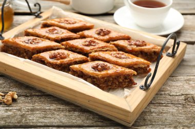 Tahta masadaki cevizli enfes tatlı baklava, yakın plan.