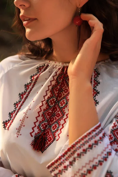 Woman Beautiful Embroidered Shirt Outdoors Closeup Ukrainian National Clothes — Foto de Stock