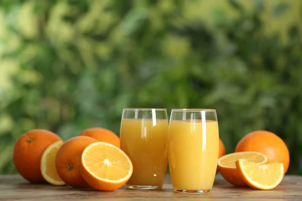 Delicious Orange Juice Fresh Fruits Wooden Table Blurred Background Space — ストック写真