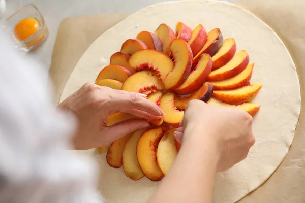 Femme Faisant Tarte Aux Pêches Table Gros Plan — Photo