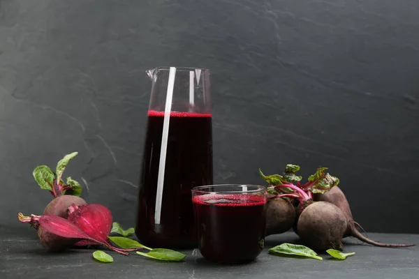 Freshly Made Beet Juice Black Table — Zdjęcie stockowe