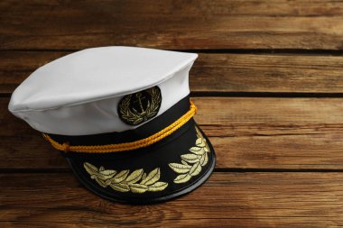 Ahşap arkaplanda aksesuarları olan zirve başlığı, metin için boşluk