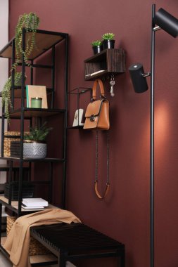 Modern koridor iç mimarisi, şık mobilyalar ve anahtar taşıyıcısı var.