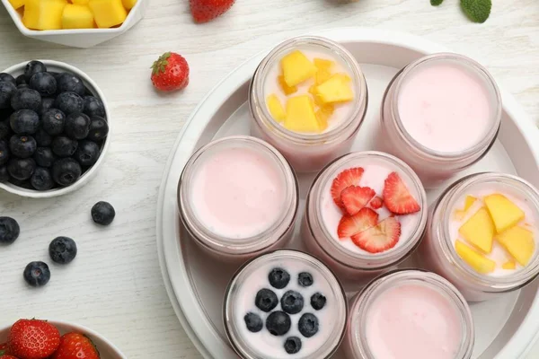 Fabricante Yogur Con Frascos Diferentes Frutas Mesa Madera Blanca Puesta — Foto de Stock