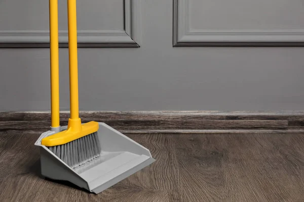 Plastic Broom Dustpan Grey Wall Indoors Space Text — Stock Photo, Image