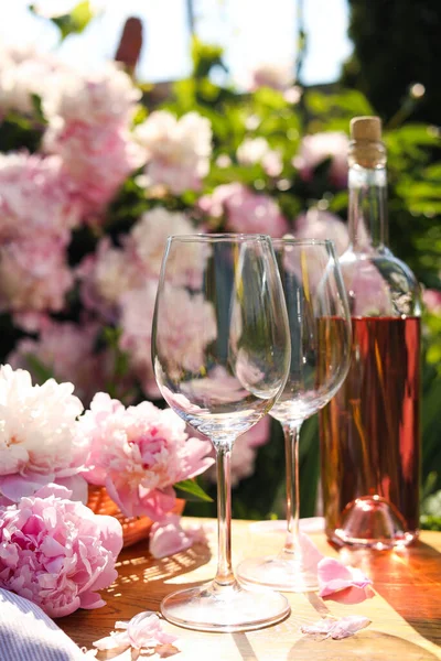 Μπουκάλι Ροζέ Κρασί Και Ποτήρια Όμορφες Παιώνιες Ξύλινο Τραπέζι Στον — Φωτογραφία Αρχείου