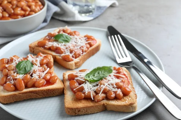 Toast Con Deliziosi Fagioli Scatola Sul Tavolo Grigio Chiaro — Foto Stock