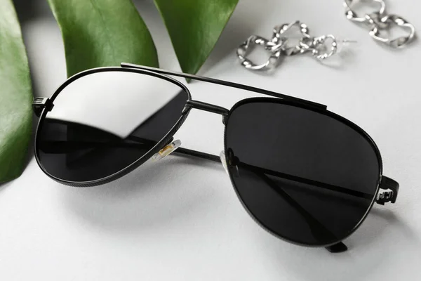 Nové Elegantní Sluneční Brýle Bílém Stole Detailní Záběr — Stock fotografie