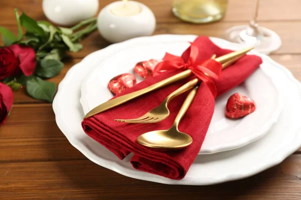 Ahşap Arka Planda Sevgililer Günü Yemeği Için Güzel Bir Masa — Stok fotoğraf