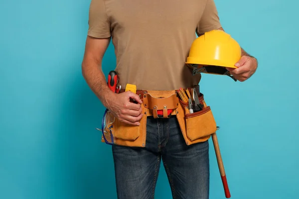 Professional Builder Hard Hat Tool Belt Light Blue Background Closeup — Fotografie, imagine de stoc