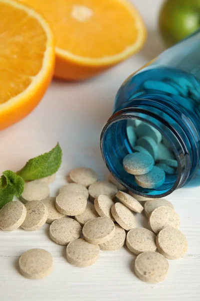Bottiglia Con Pillole Vitaminiche Arancia Sul Tavolo Legno Bianco Primo — Foto Stock