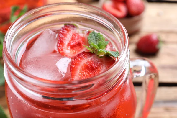 Delicious Strawberry Lemonade Made Soda Water Mason Jar Closeup —  Fotos de Stock