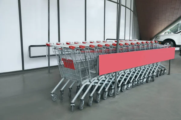 Row Empty Metal Shopping Carts Supermarket Outdoors — Stock Photo, Image