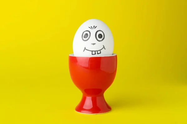 Egg Drawn Happy Face Cup Yellow Background — Stockfoto