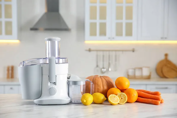 Juicer Moderno Legumes Frescos Frutas Mesa Cozinha — Fotografia de Stock