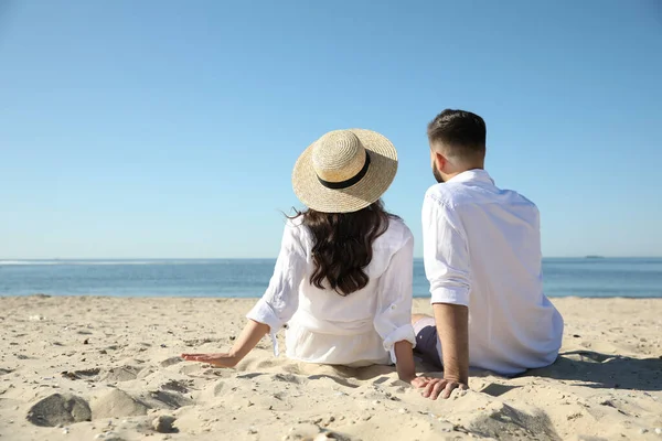 Jonge Echtpaar Het Strand Buurt Van Zee Achteraanzicht Huwelijksreis — Stockfoto
