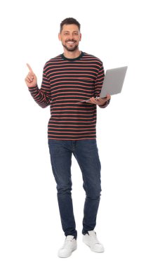 Beyaz arka planda laptop ile mutlu adam