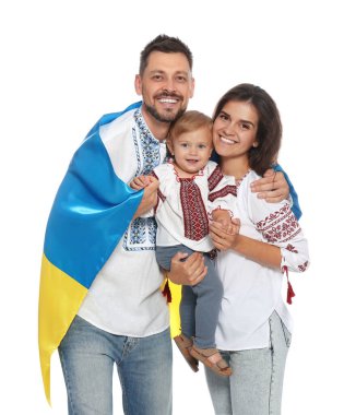 Beyaz arka planda Ukrayna bayrağı olan ulusal giysili mutlu bir aile.