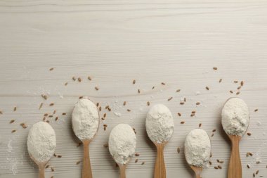 Buğday unuyla bembeyaz ahşap masada düz bir bileşim vardı. Metin için boşluk