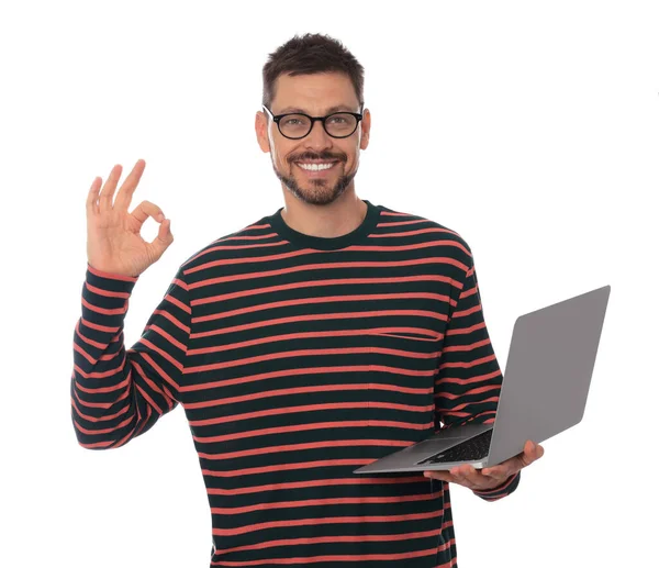 Χαμογελώντας Άνθρωπος Φορητό Υπολογιστή Δείχνει Εντάξει Χειρονομία Λευκό Φόντο — Φωτογραφία Αρχείου