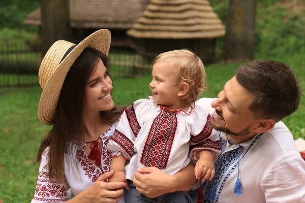 Happy Family Ukrainian National Clothes Outdoors — Fotografia de Stock