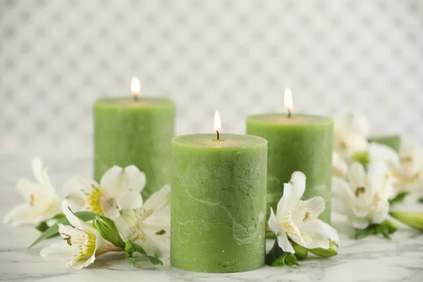 Brännande Ljus Och Vackra Blommor Vitt Marmorbord — Stockfoto