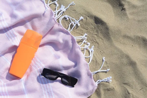 Pink Blanket Stylish Sunglasses Sunscreen Sandy Beach Top View Space — Foto de Stock
