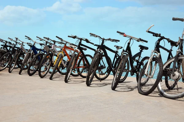 Χώρος Στάθμευσης Ποδήλατα Εξωτερικούς Χώρους Την Ηλιόλουστη Μέρα — Φωτογραφία Αρχείου