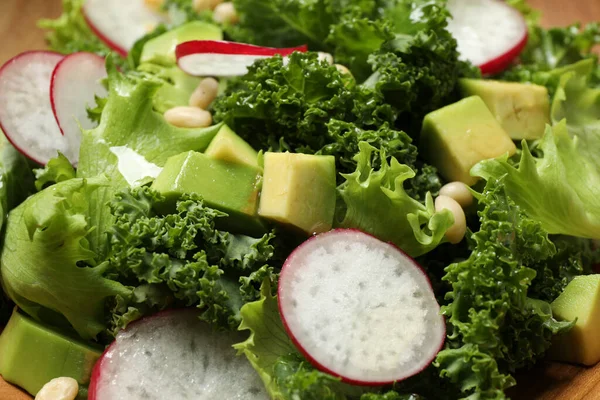 Köstlicher Salat Mit Grünkohlblättern Als Hintergrund Nahaufnahme — Stockfoto