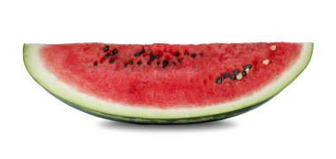 Beyaz üzerine izole edilmiş lezzetli olgun karpuz dilimi.