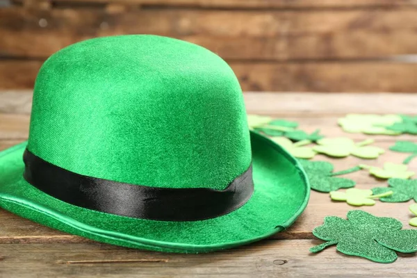 Leprechaun Hat Decorative Clover Leaves Wooden Background Patrick Day Celebration — Stockfoto