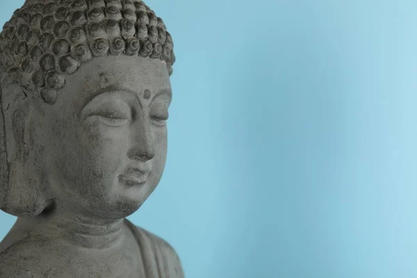 Krásná Kamenná Socha Buddhy Světle Modrém Pozadí Mezera Pro Text — Stock fotografie