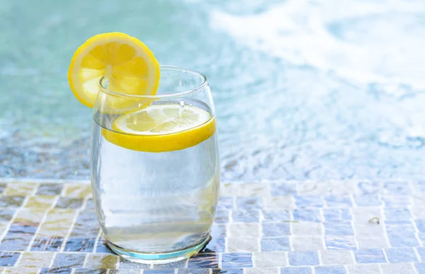 スイミングプールの端にレモンとさわやかな水 テキストのためのスペース — ストック写真
