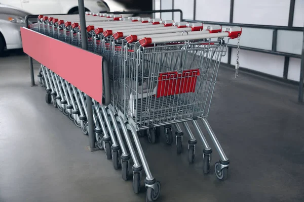 Row Empty Metal Shopping Carts Supermarket Outdoors — Zdjęcie stockowe