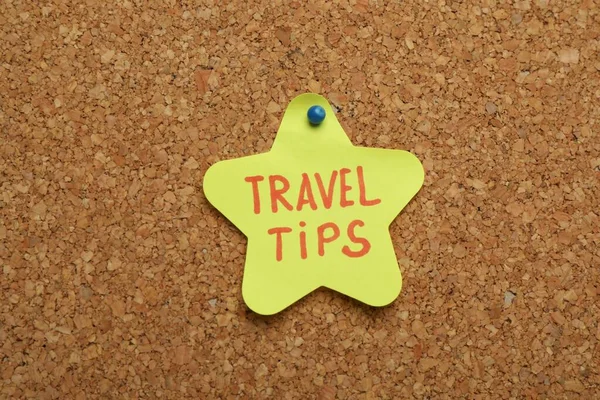 Colorful Paper Note Phrase Travel Tips Pinned Cork Board Closeup — Stockfoto