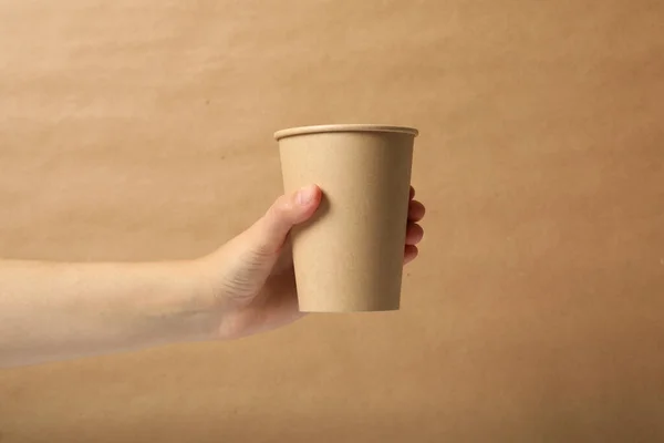 Vrouw Met Afhaalpapier Koffiekopje Bruine Achtergrond Close — Stockfoto