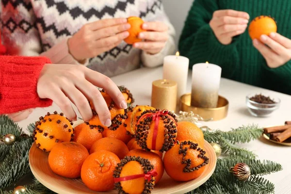 Friends Decorating Fresh Tangerines Cloves Light Table Closeup Making Christmas — Stok fotoğraf