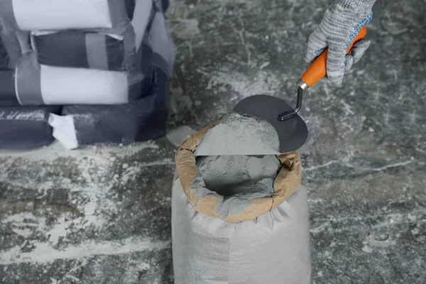 Man Cement Powder Bag Stone Floor — Stockfoto