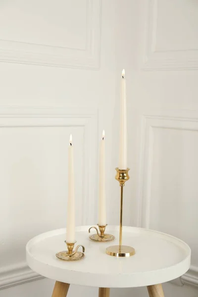 Elegante Kerzenständer Mit Brennenden Kerzen Auf Weißem Tisch — Stockfoto