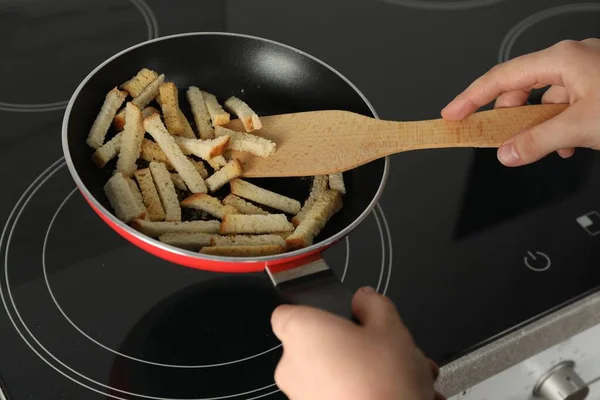 Mujer Cocinando Patos Duros Encimera Primer Plano —  Fotos de Stock