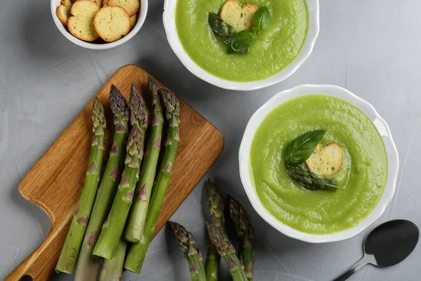 Deliziosa Zuppa Asparagi Servita Sulla Tavola Grigia Posa Piatta — Foto Stock