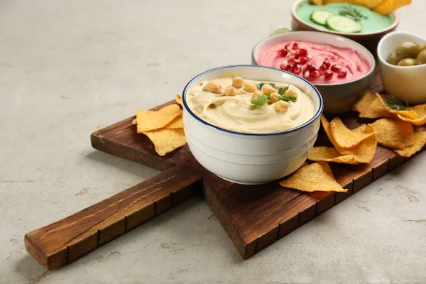 Verschillende Soorten Smakelijke Hummus Geserveerd Met Nacho Lichttafel — Stockfoto