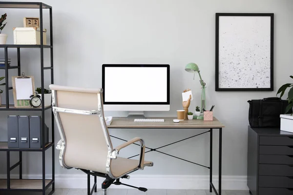 Cadeira Escritório Confortável Perto Mesa Com Computador Moderno Dentro Casa — Fotografia de Stock